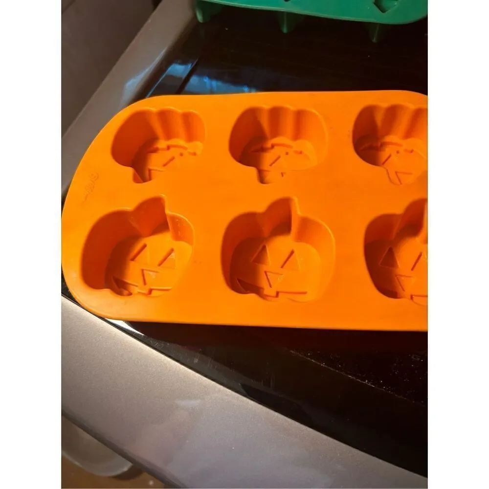 Wilton Silcone Molds Set Of 3,